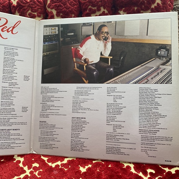 The Women in Red Soundtrack on vinyl. Soundtrack done by Stevie Wonder. - Picture 3 of 8